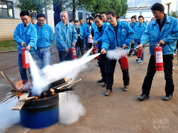 員工在使用滅火器進(jìn)行滅火演練